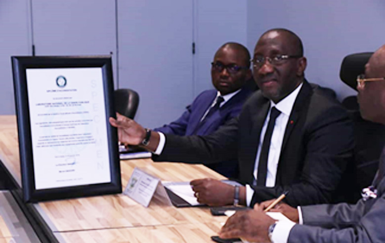 WAAS - The SOAC issued its first accreditation certificates, certificate presented by MS DIARASSOUBA, Minister of Trade, Industry and Promotion of SMEs in Ivory Coast